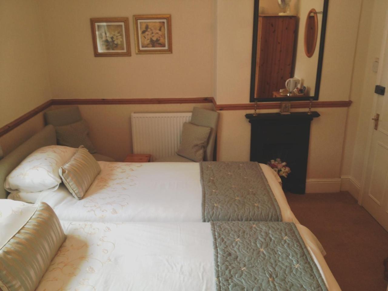 Twin Oaks Guest House Cadnam Bagian luar foto
